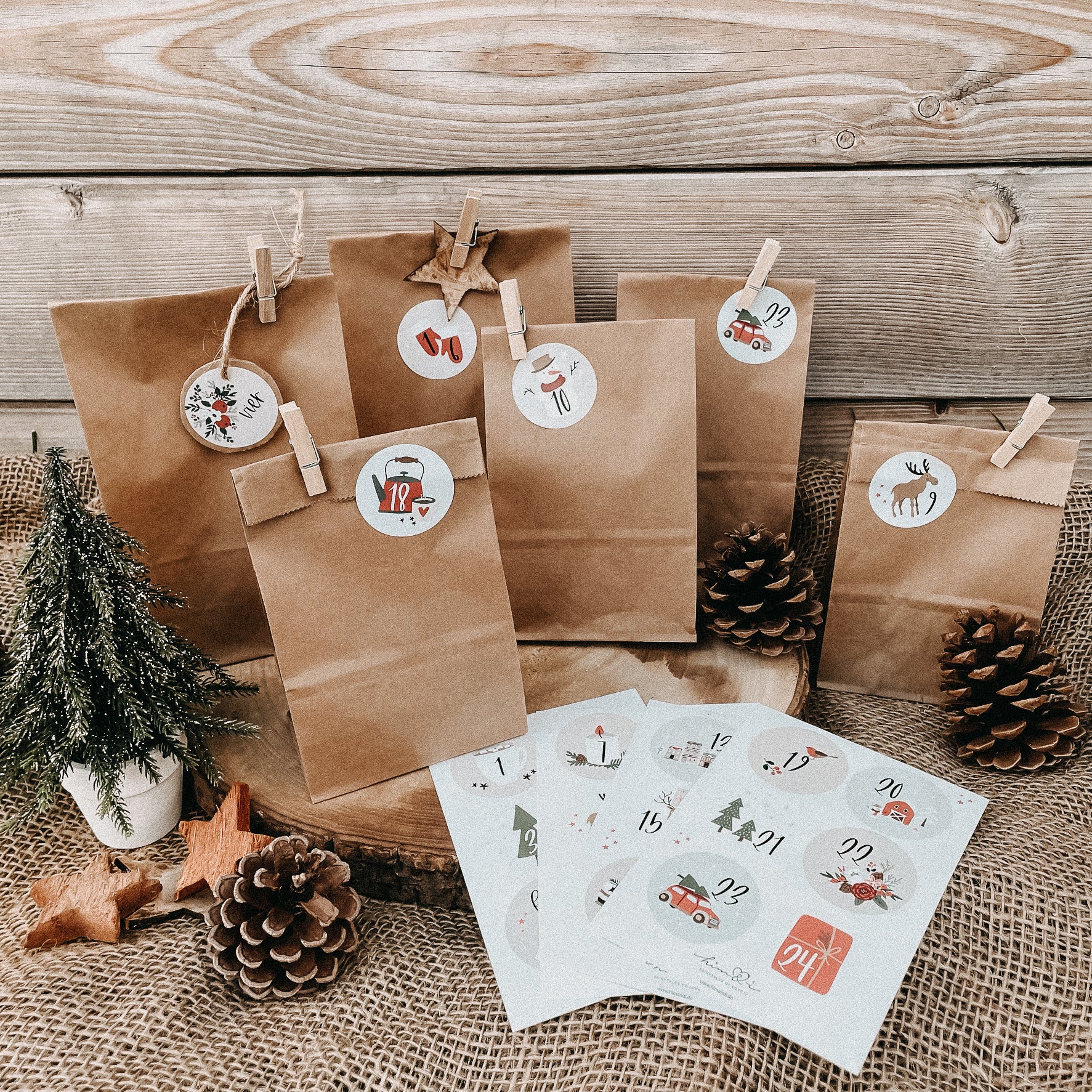 Adventskalender labels met goudfolie en gaatje voor lintje of touwtje
