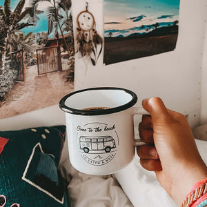 Emaille Tasse "Gone to the beach to catch a wave"