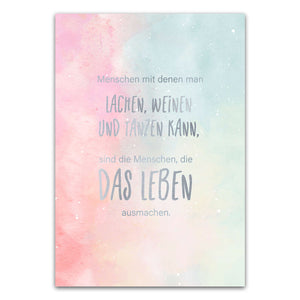 Postkarte "Menschen mit denen man lachen, weinen und tanzen kann, sind die Menschen, die das Leben ausmachen"